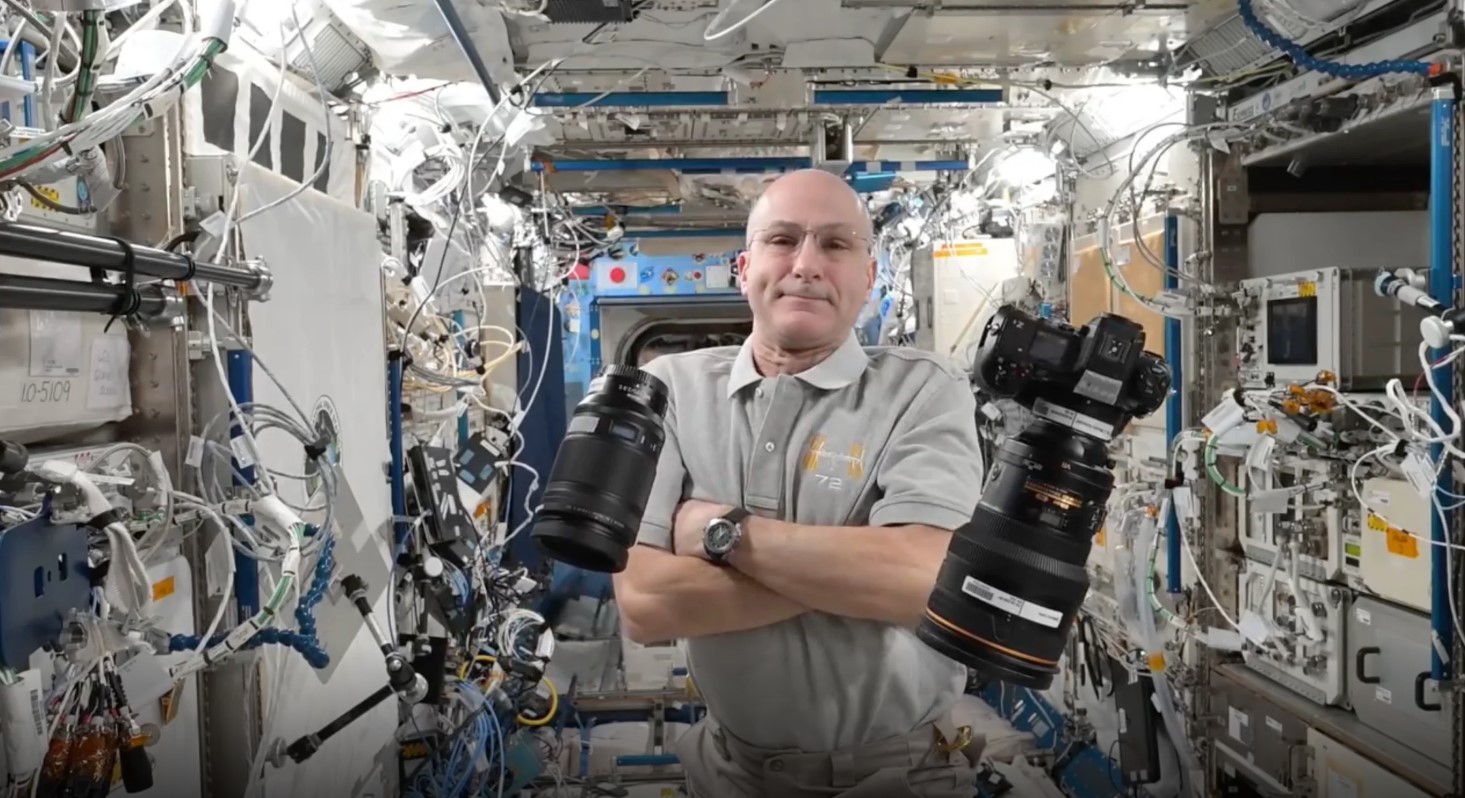 Астронавт показал, как обращаться с фотоаппаратом в невесомости