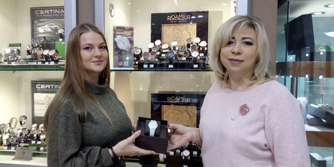 Бутик «Новелла» вручил часы Roamer победителю конкурса