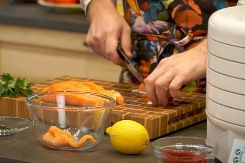 Рыбные джерки из лосося в дегидраторе
