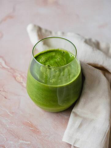 Смузи с кейлом, базиликом и зеленым яблоком