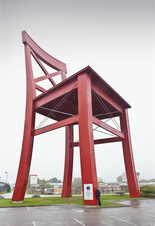 В Австрии изготовили самый большой в мире стул В Австрии изготовили самый большой в мире стул