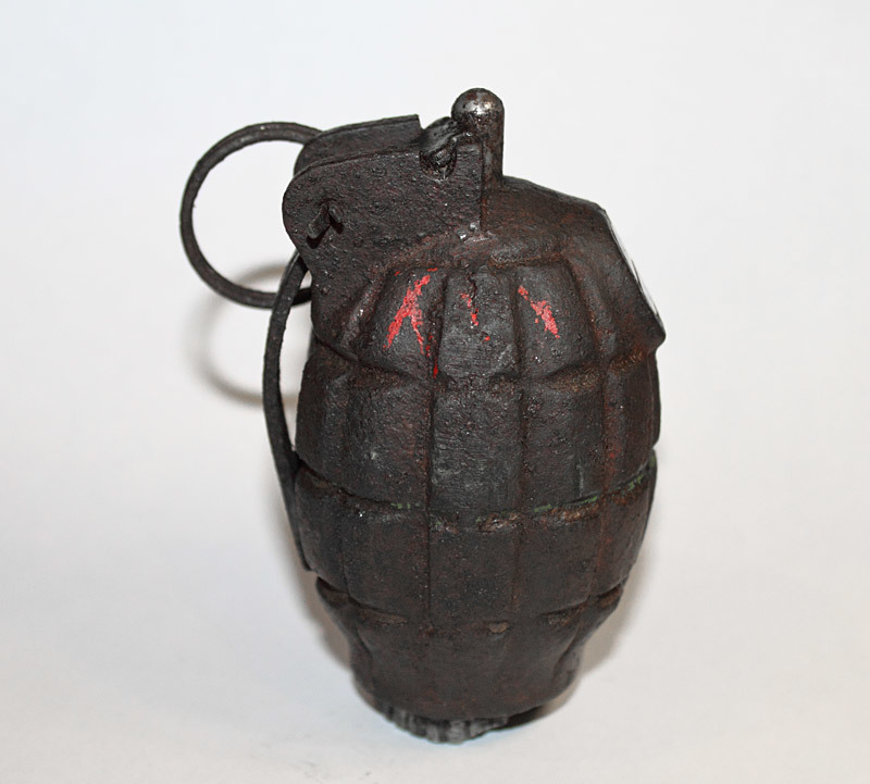 Поисковым магнитом в Кузбассе нашли столетнюю гранату Поисковым магнитом в Кузбассе нашли столетнюю гранату