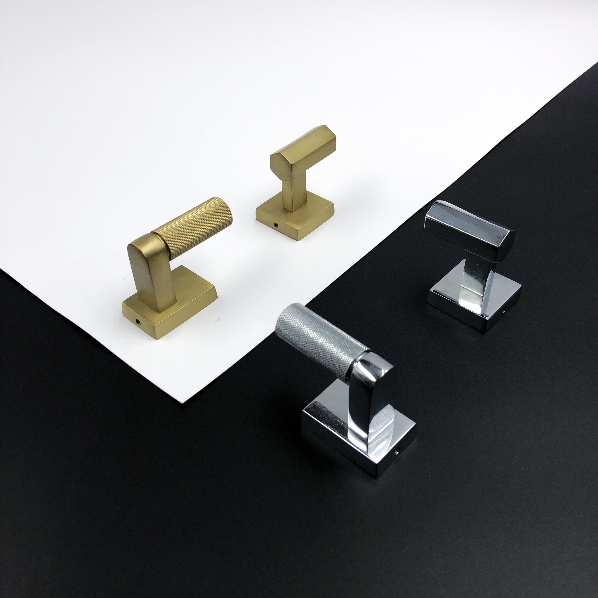 Какие крючки выбрать для верхней одежды в прихожей?