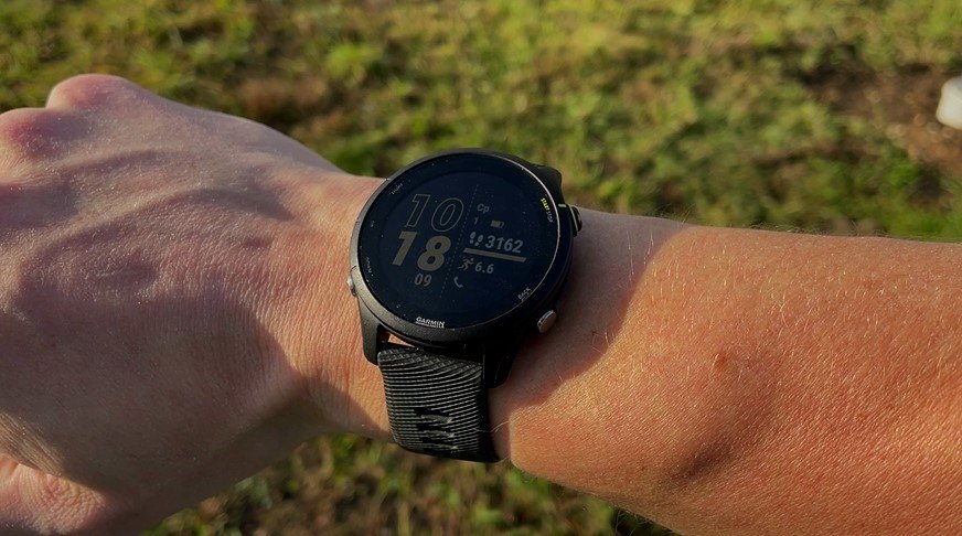 Подробный обзор часов Garmin Forerunner 255