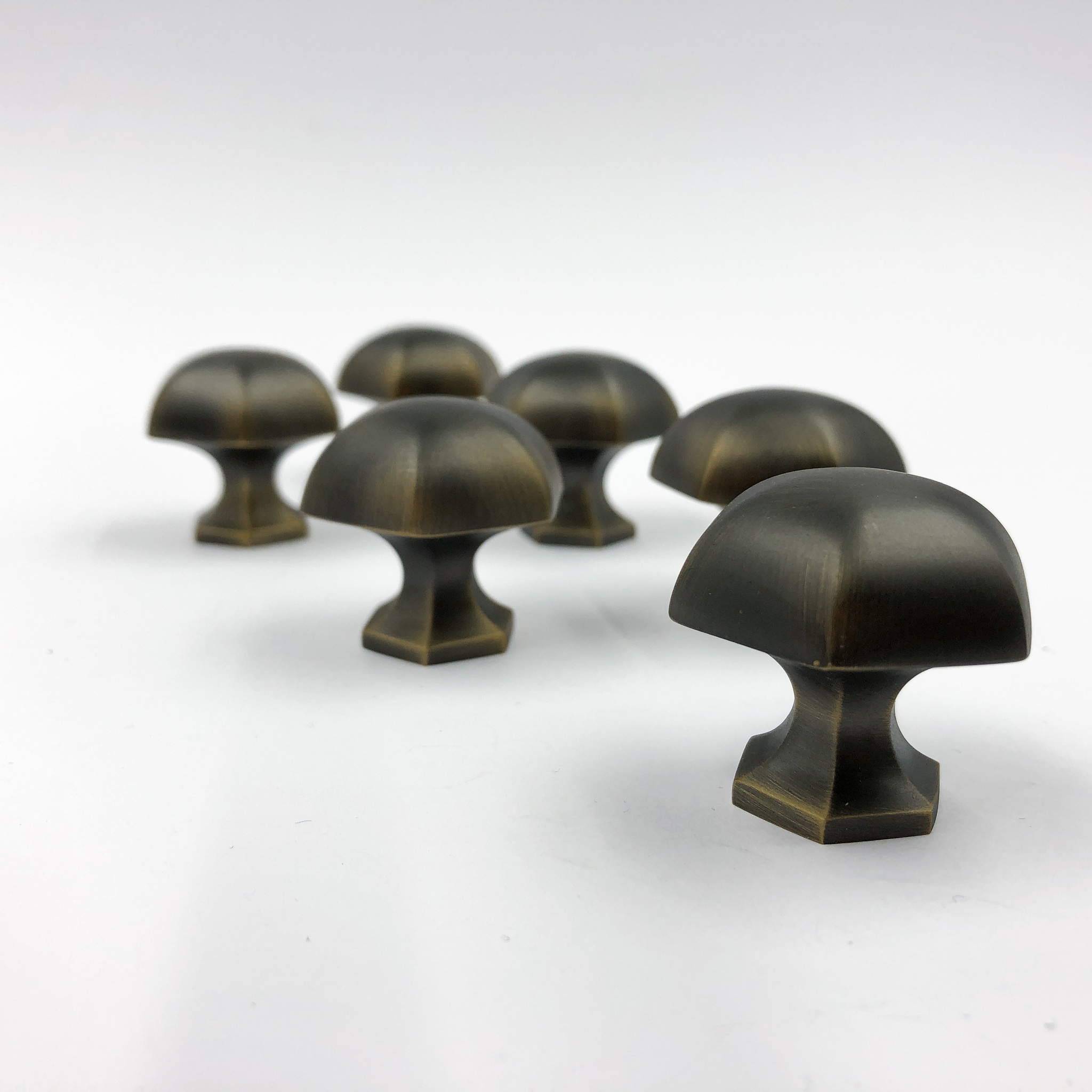 Какие материалы нужны для реставрации антикварной мебели?