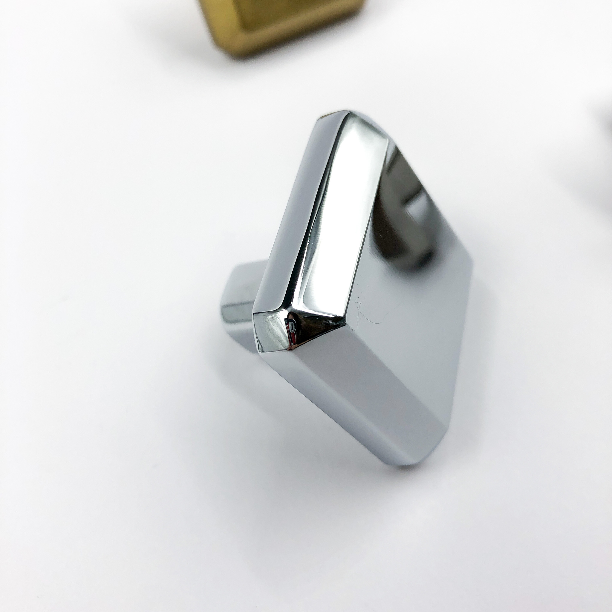 Для каких интерьеров подходит фурнитура цвета хрома?