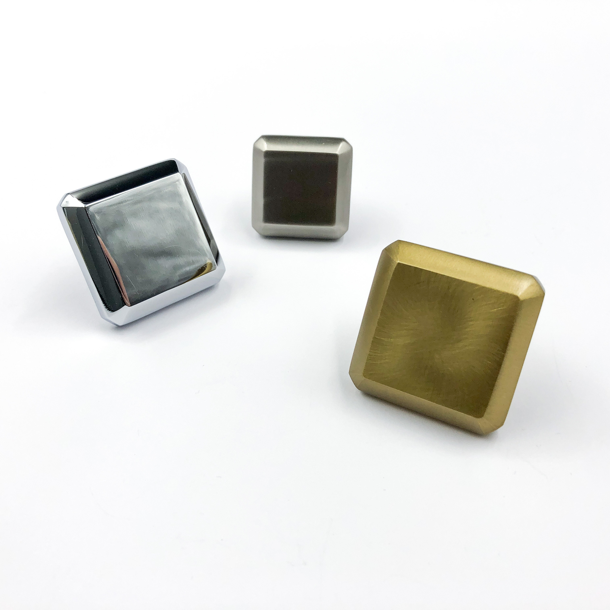 Какие модели ручек подойдут для белых межкомнатных дверей?