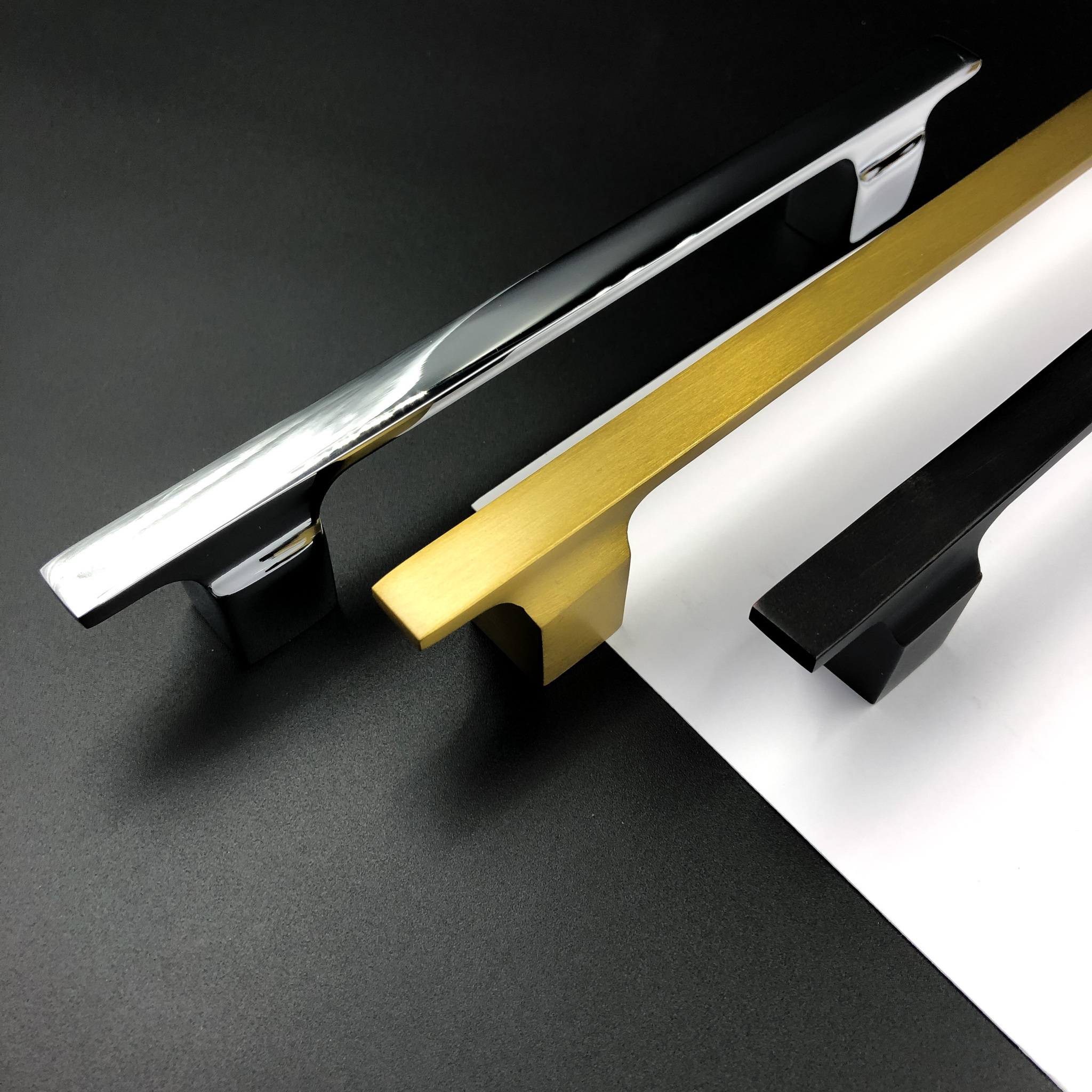 Какие модели ручек стоит купить для красного кухонного гарнитура?