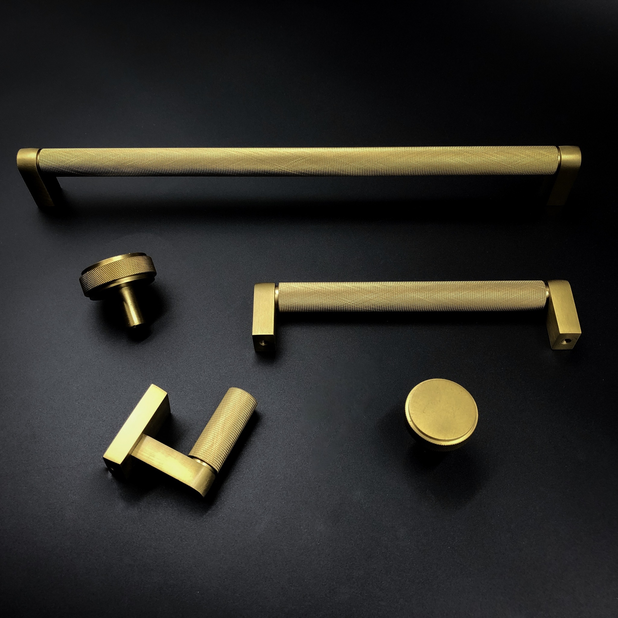 Характерные особенности фурнитуры из латуни.