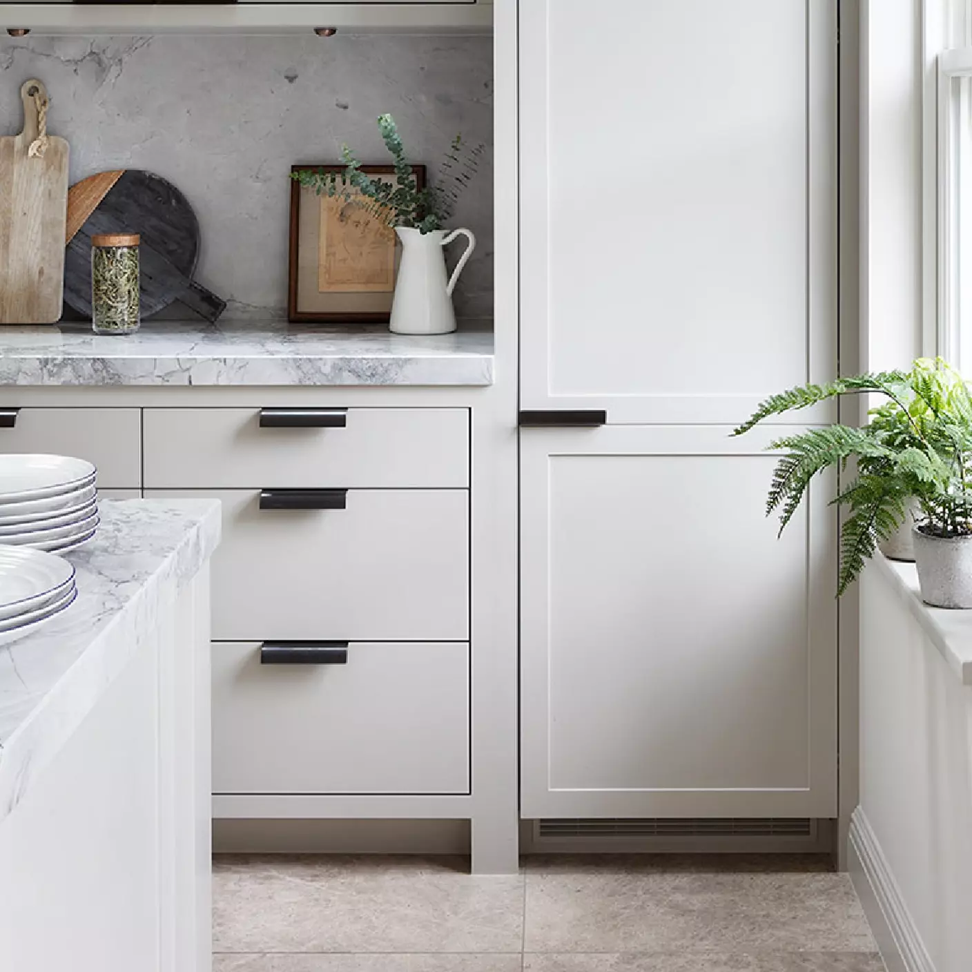 Какие ручки сочетаются с кухонной мебелью в современном стиле