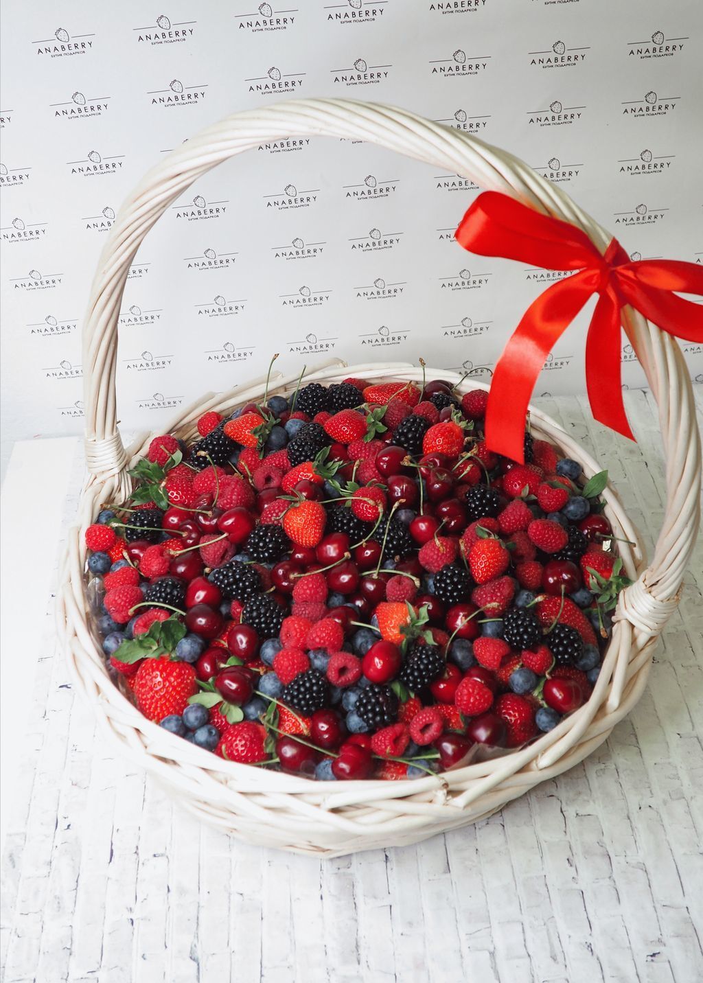 Корзина со свежими ягодами: кому и когда дарить?