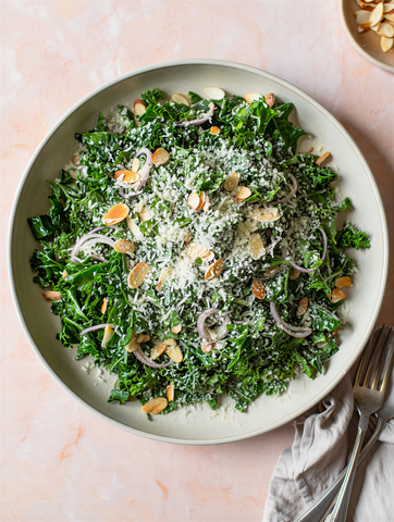 Листья кейла с пармезаном и миндалем