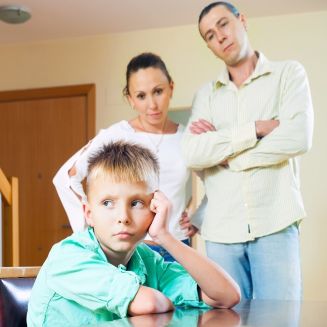 страсть. мужчина тоскует по женщине. хрупкая любовь. девушка идет по мосту. девушка в отчаянии.