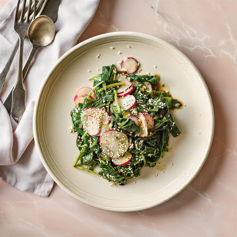 Ароматный микс зелени с редисом и чесноком