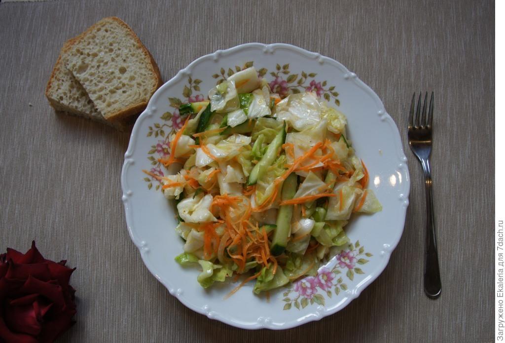 Салат из капусты с морковью и огурцом по-корейски