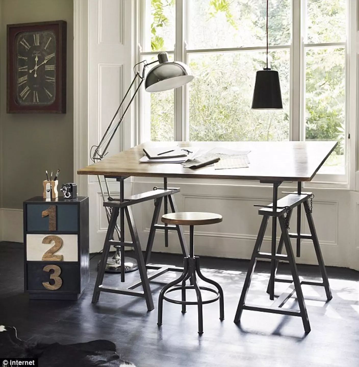 Чертежный стол авторской работы для творческих личностей