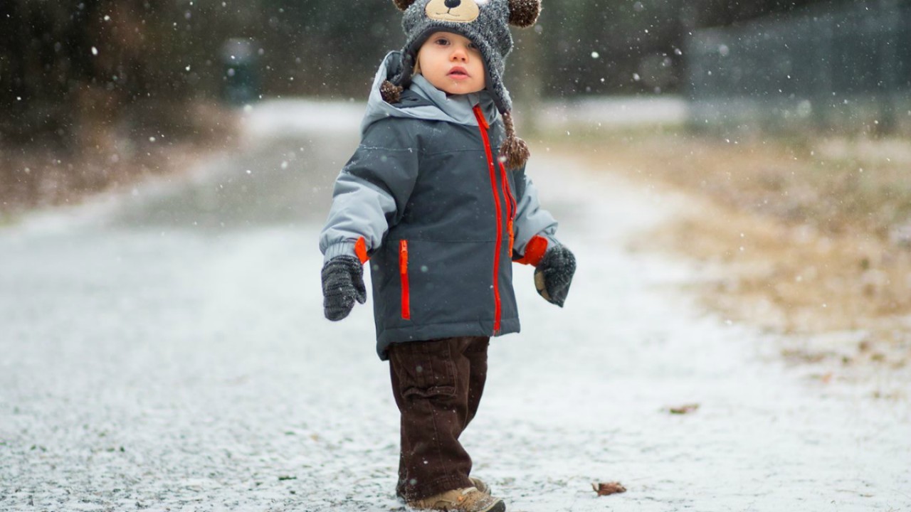 Как одеть ребенка от 0 до 9 месяцев на прогулку осенью и зимой?