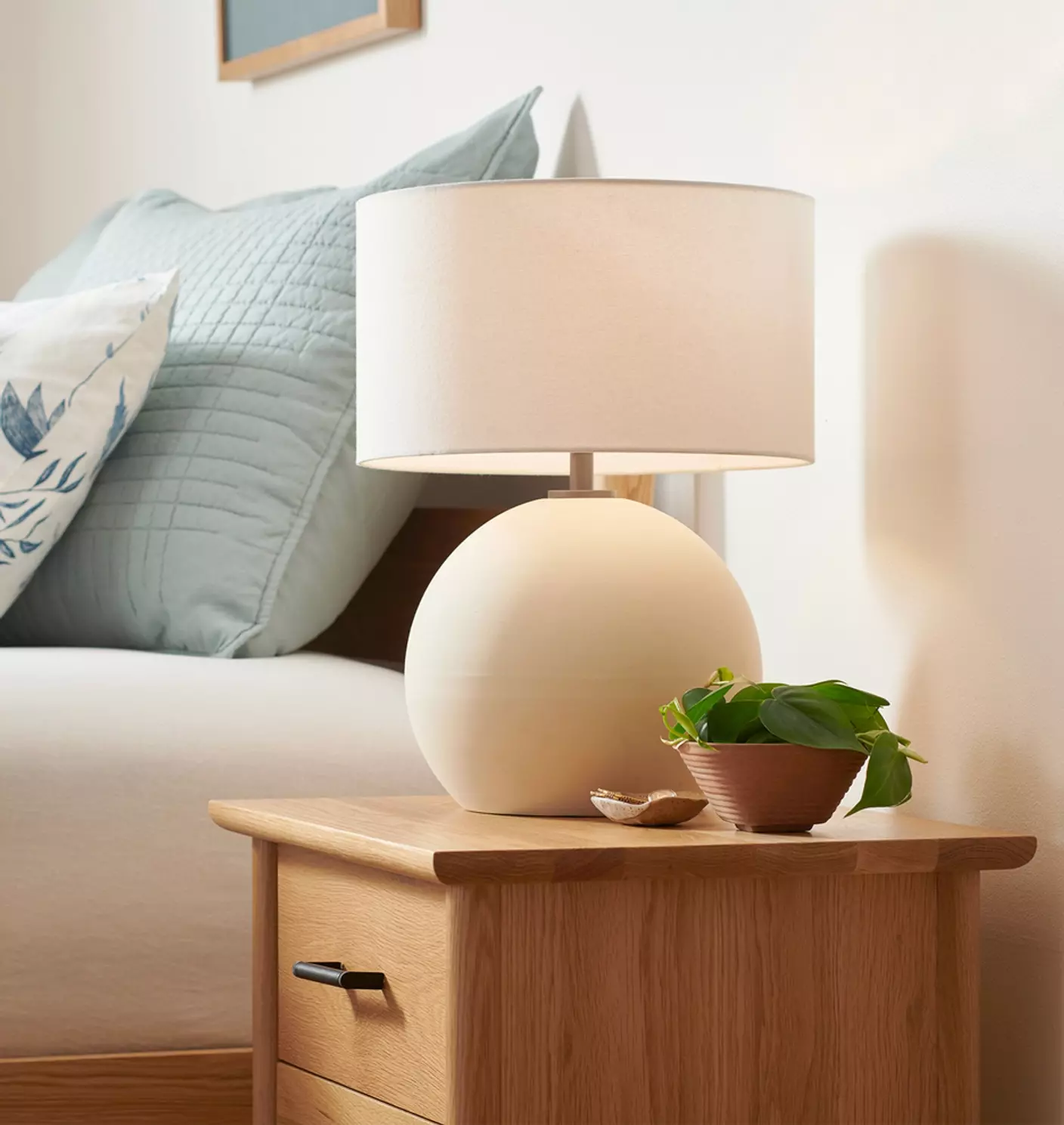 Дизайнерская настольная лампа для детской комнаты –   изысканно и красиво, практично и функционально