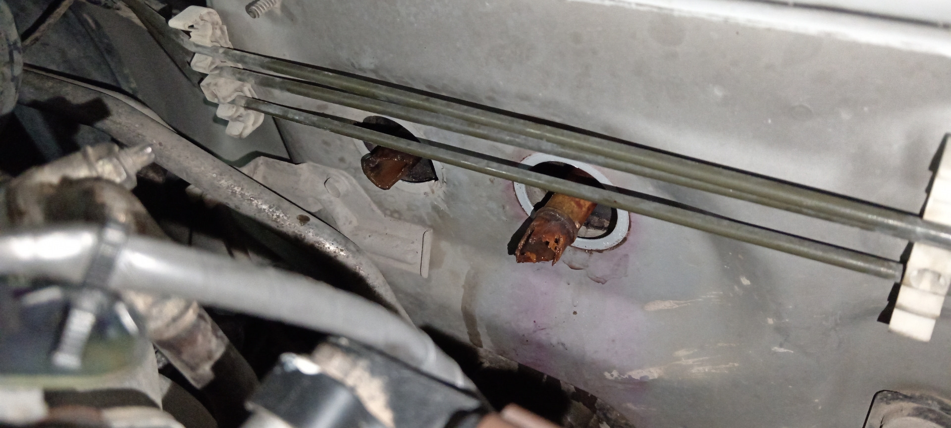 Радиатор печки Nissan работает некорректно? Сломан штуцер?