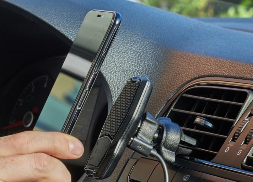 Магнит для фиксации смартфона на автомобильной консоли Магнит для фиксации смартфона на автомобильной консоли
