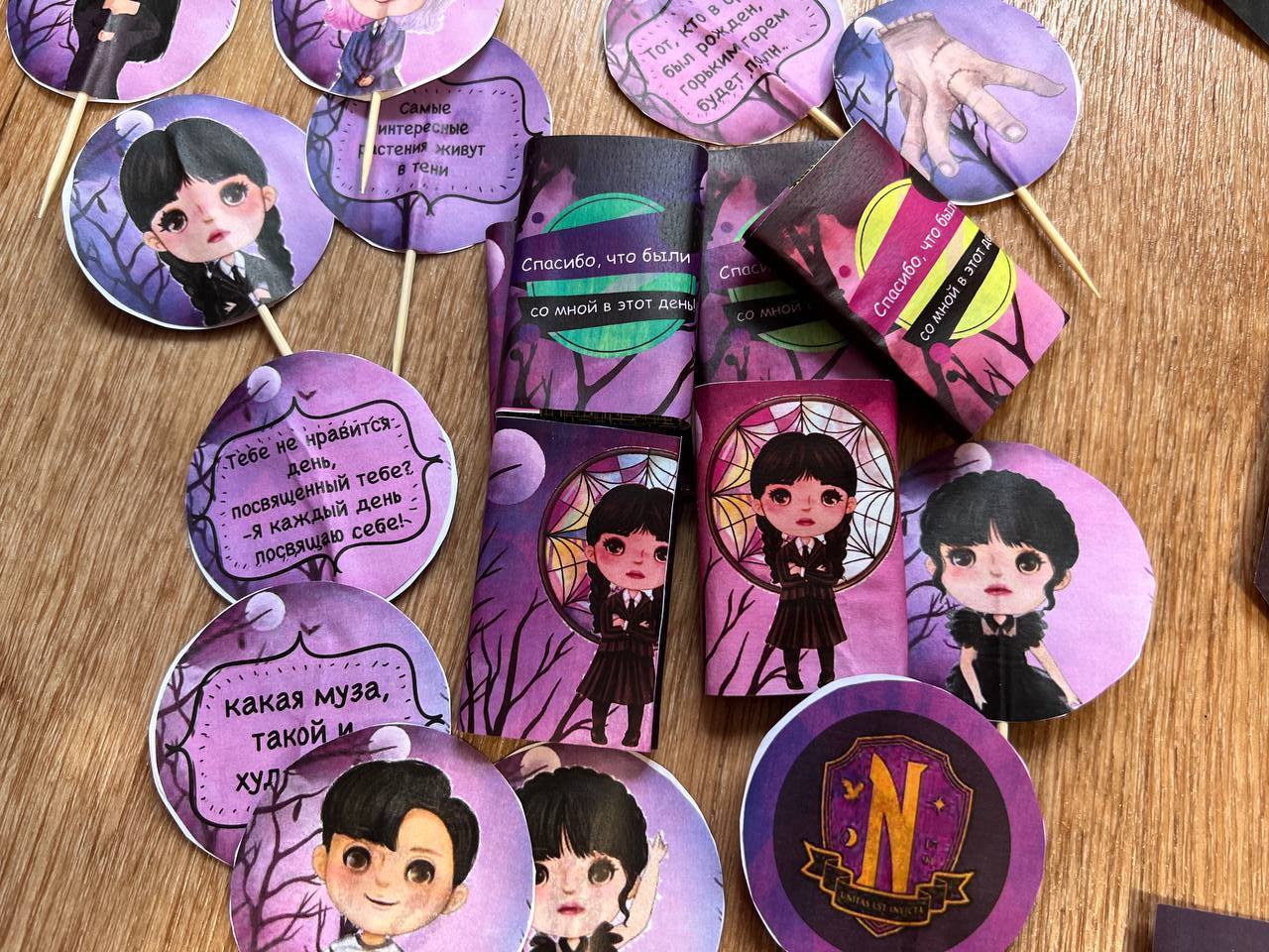 Как провести домашний день рождения в стиле Уэнсдей