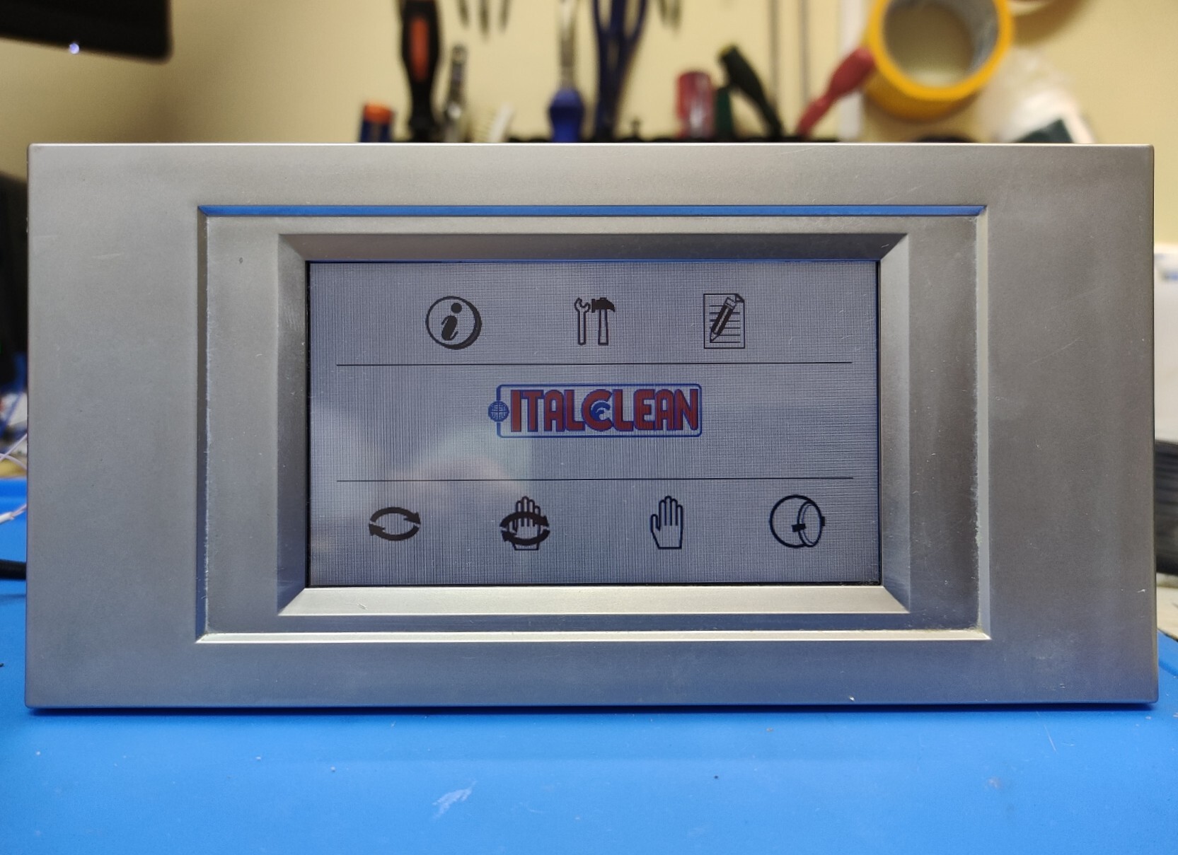 Ремонт промышленной стиральной машины ITALCLEAN NF 172 AV 50 — замена дисплея и сенсорного экрана Ремонт промышленной стиральной машины ITALCLEAN NF 172 AV 50 — замена дисплея и сенсорного экрана