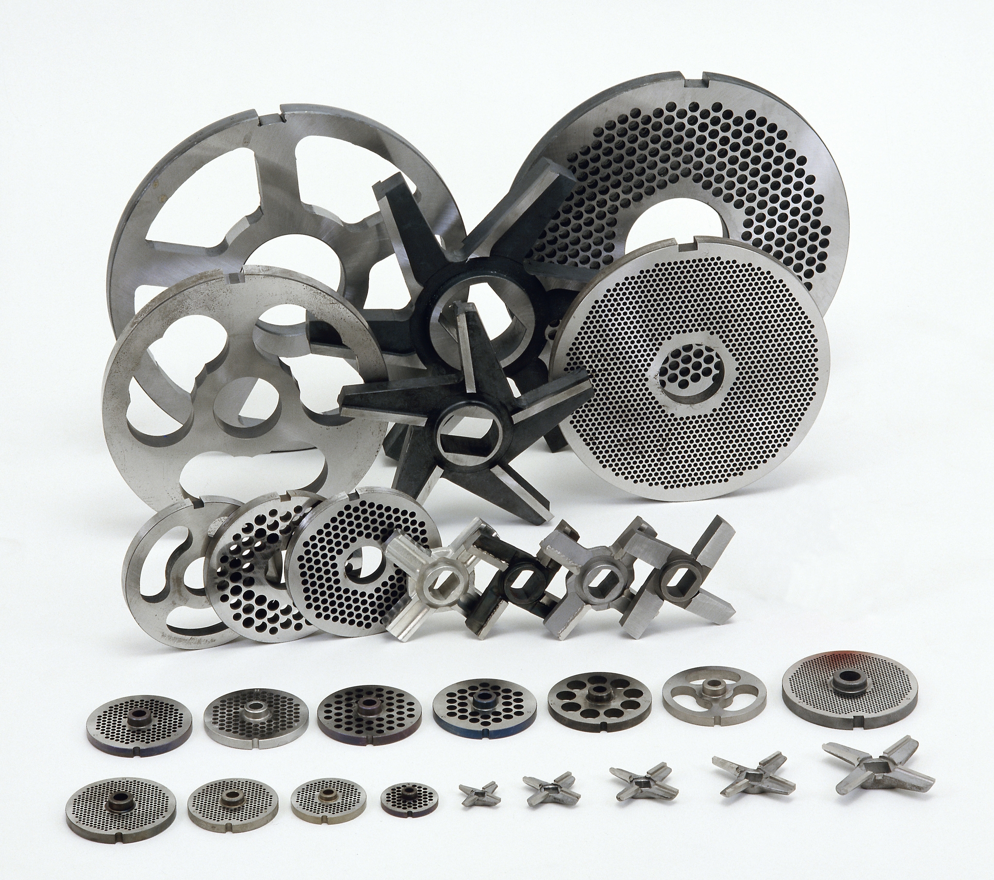 Вставить нож в мясорубку. Ручная мясорубка с длинным шнеком. Приспособление для заточки решетки мясорубки. Расположение ножа в мясорубке. Как устроена мясорубка.