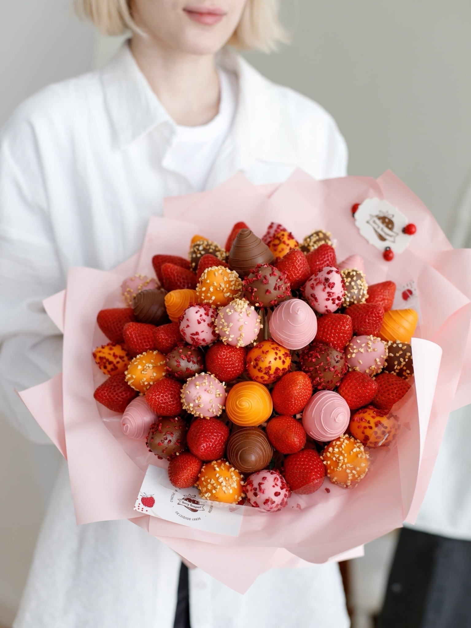 🍓 Сладкие букеты из ягод и клубники в шоколаде - купить с доставкой по ...