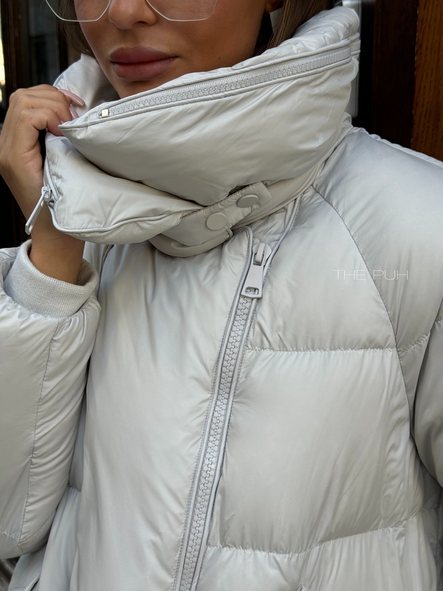 Короткий белый пуховик с мехом енота