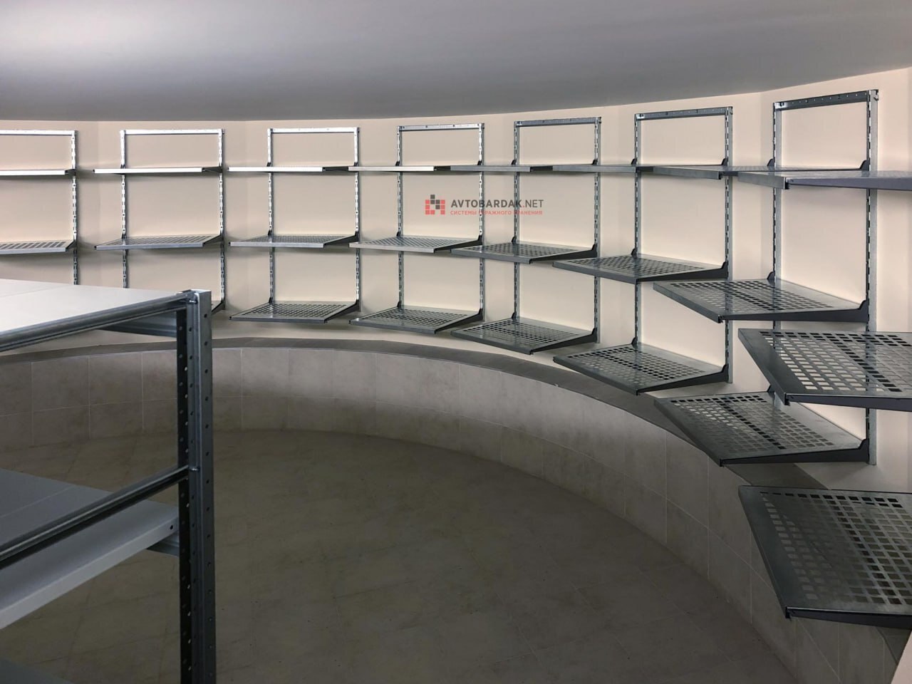 Металлическая полка для гаража