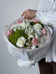 Букет из гортензии, хризантемы, маттиолы, диантусов и тюльпанов