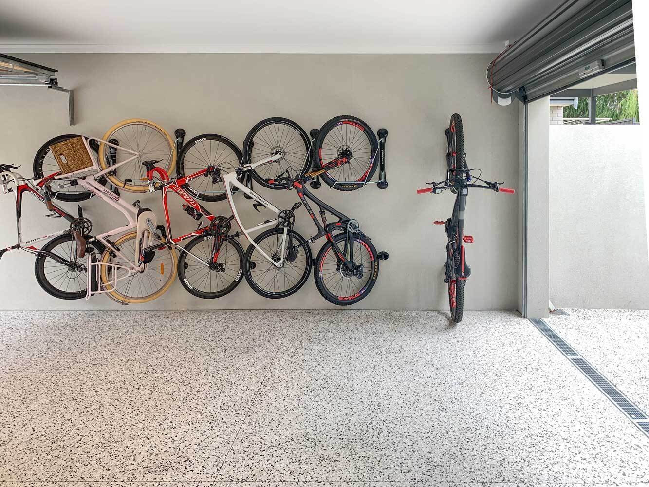 Крепление для велосипеда в гараже