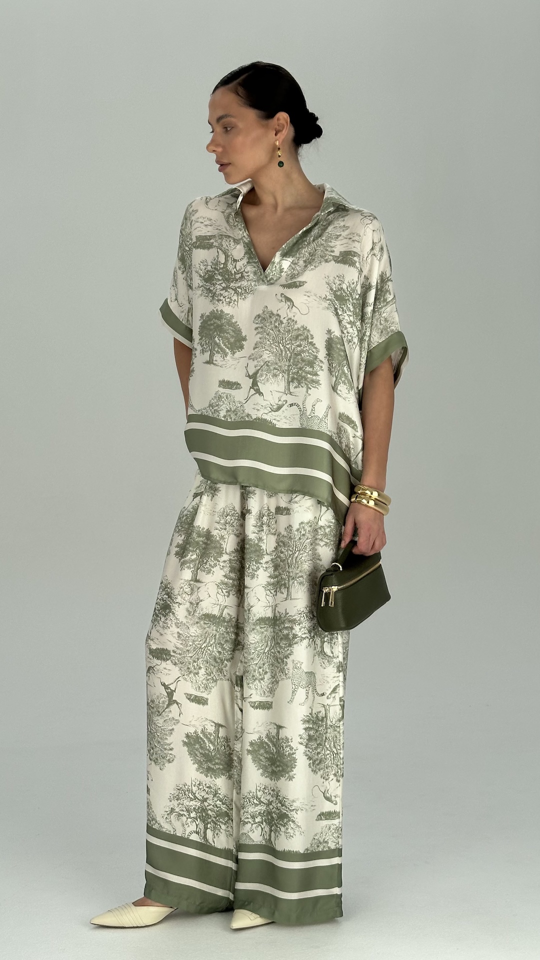 Костюм из шелка и вискозы с французским мотивом