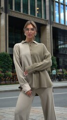 Трикотажный костюм в цвете хаки с брюками
