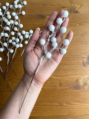 Ягоды БЕЛЫЕ искусственные на ветке, 10 ягод на ветке, гроздь 25 см., набор 10 шт.