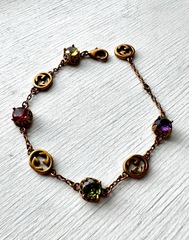 Браслет-цепочка с цветными камнями и лого style by GUCCI, цвет бронза