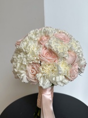 Свадебный букет из кустовых пионовидных роз и диантусов