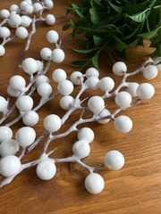 Ягоды БЕЛЫЕ искусственные на ветке, 10 ягод на ветке, гроздь 25 см., набор 10 шт.