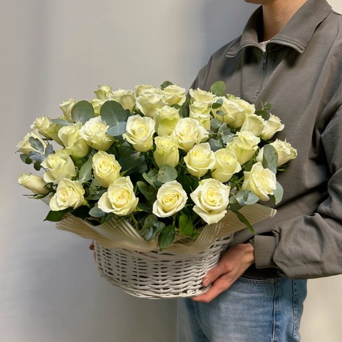 Корзина из 51 шт белой розы и эвкалипта