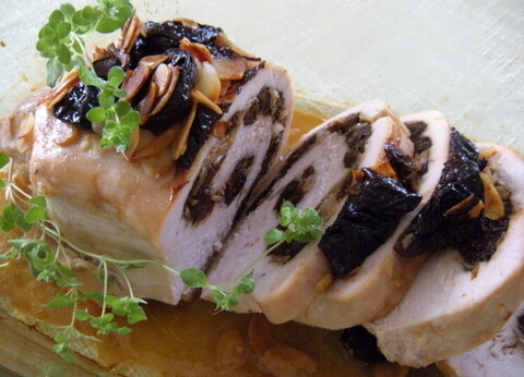 Рулет куриный с черносливом и орехами для запекания