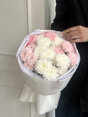 Букет из хризантемы в розовом и белом оттенках