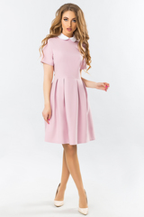 Розовое платье с белым круглым воротником и складами