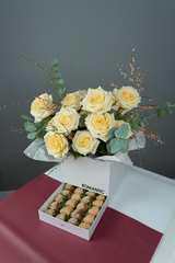 Коробка с розами и клубникой в шоколаде