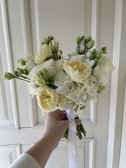 Свадебный букет из диантусов, лизиануса, кустовых пионовидных и одноголовых роз