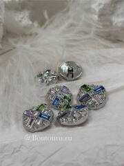 Пуговицы серебристые с разноцветными камнями стразами