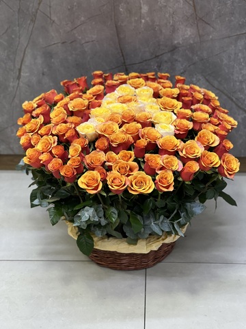 Розы в корзине