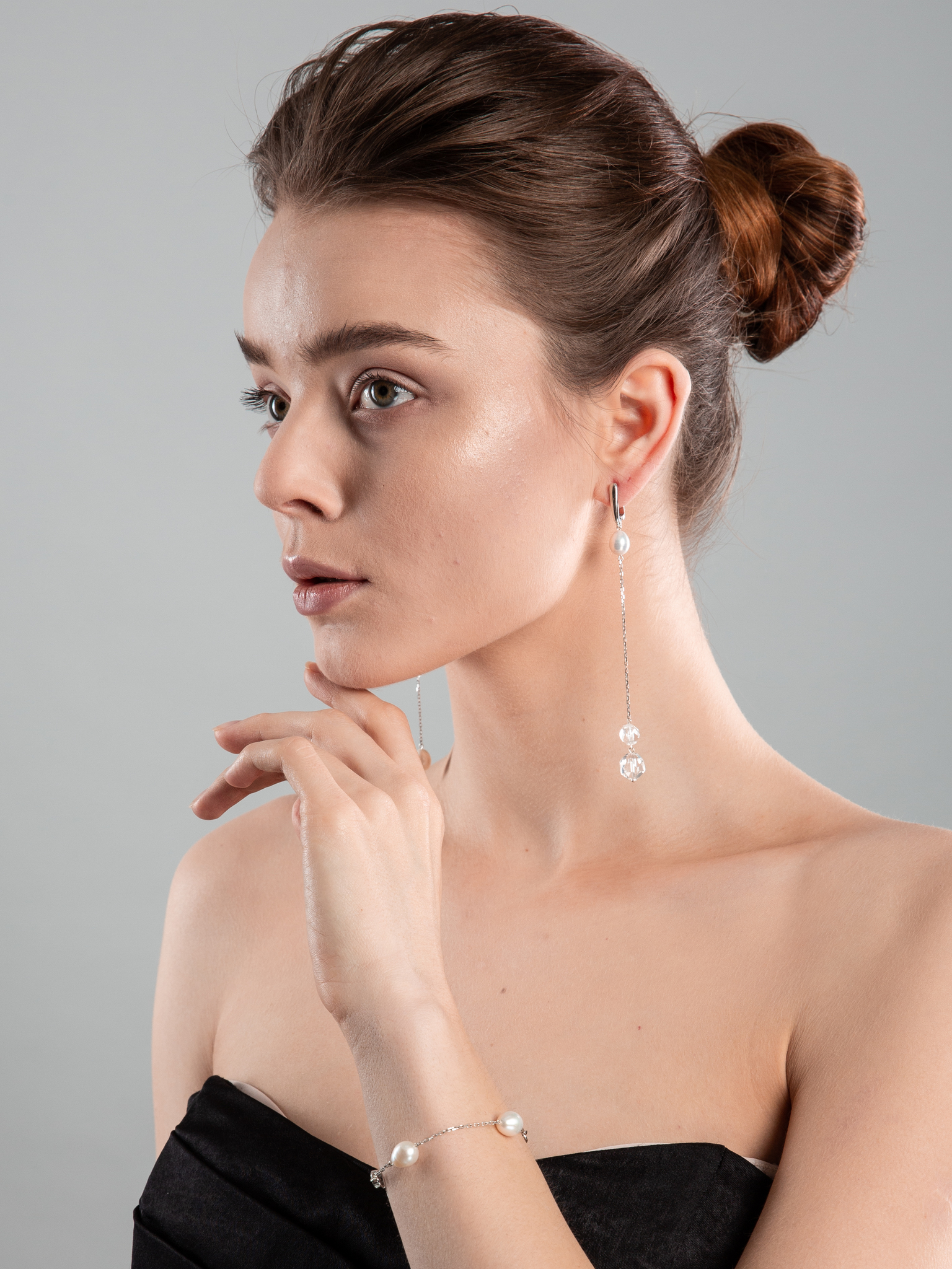 Серьги асимметричные из белого жемчуга с горным хрусталем