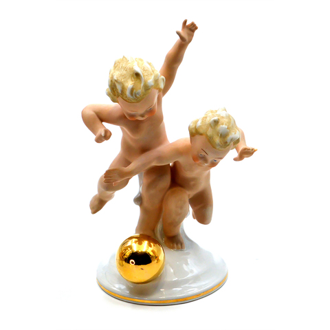 Путти, играющие в мяч. Фарфор, позолота. Графенталь? (Gräfenthal), Германия, 1930-е гг.