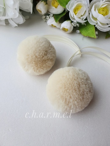 Eco-fur pompoms, 5 cm, color Creamy, 2 pieces