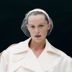 Вуаль белая на тонком ободке со стразами